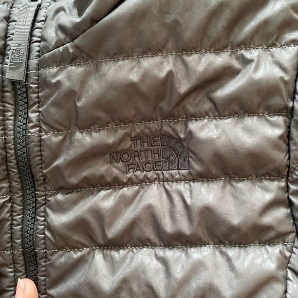 THE NORTH FACE Women’s Leopard Printed Mossbud Reversible Jacket - Picture 2 of 16